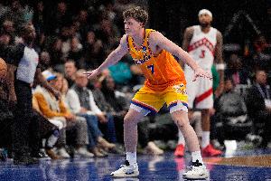 不懼強(qiáng)敵！黃蜂本賽季3戰(zhàn)猛龍贏下2場(chǎng) 唯一敗績(jī)拜巴恩斯封蓋所賜