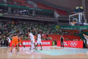 攻防在線！布羅茲安斯基10中6&三分5中2拿到18分7板3助3帽