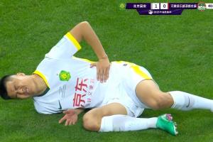 王剛腰部受傷痛苦倒地示意無法堅持，何宇鵬替補登場