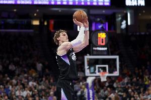 今天不準(zhǔn)！馬爾卡寧半場(chǎng)11中3&三分6中2拿到10分7板 正負(fù)值-21