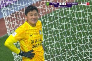 人麻了！王國明撲出法比奧點球被判重罰，一邊噴水一邊苦笑