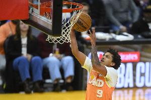 想造犯規(guī)沒給！小克雷格·波特擰著身子漂移三分 皮球空心命中