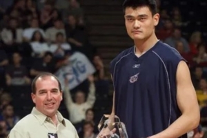 二十多年過去了，他還在前面給中國籃球指路