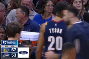 摩西摩西！穆迪單臂甩傳底角助桑托斯射落三分 一舉建立14分優(yōu)勢(shì)