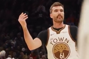 老大認(rèn)可！斯潘塞命中三分后朝勇士替補(bǔ)席比數(shù)錢姿勢 庫里轉(zhuǎn)發(fā)