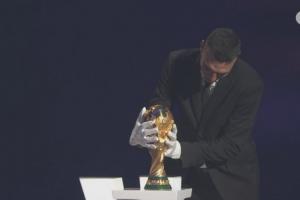 戴手套歸還大力神杯引爭(zhēng)議！因凡蒂諾向阿根廷主帥斯卡洛尼致歉