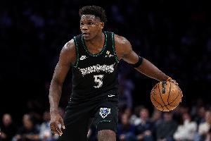 愛德華茲上半場5中3&6罰6中拿到12+3+3+2 出現(xiàn)4次失誤&正負(fù)值-14