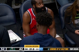 幸無大礙！哈登三分被戈貝爾墊腳犯規(guī) 裁判回看后給后者一級惡犯