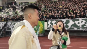 電梯沖突已經(jīng)翻篇！國安球迷展現(xiàn)大氣風(fēng)度，叫王剛一同捧杯慶祝