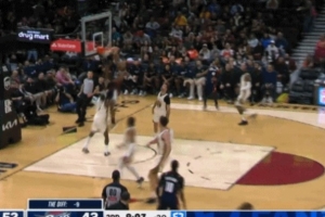 聽(tīng)名字就很猛！泰森借轉(zhuǎn)換快攻機(jī)會(huì) 單臂炸扣完成終結(jié)