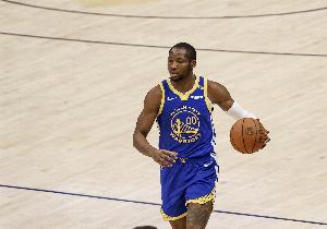 兩個(gè)鐵匠隊(duì)！騎士上半場(chǎng)52投14中 勇士43投16中稍好一丟丟