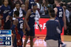 準(zhǔn)備搞事？米切爾底角不講理三分打停勇士 分差僅剩6分