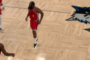 幸無大礙！哈登退防時疑似踩到愛德華茲腳 但繼續(xù)作戰(zhàn)