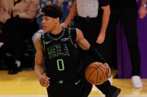 沒心態(tài)了！費(fèi)爾斯16中4得14分5助 球隊(duì)落后18分飆壓哨中投還鐵了