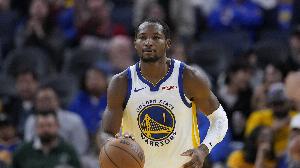 動(dòng)腦子！希爾德炮彈直傳 庫(kù)明加殺入禁區(qū)點(diǎn)起小莫布里四兩撥千斤