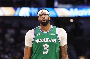 精彩配合！華盛頓罰球線接球不停球拋給濃眉 后者空接得分