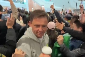 人山人海！北京國安足協(xié)杯奪冠返京，球迷機(jī)場齊唱隊歌燃爆現(xiàn)場