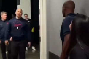 多家美媒曬視頻：盧擁抱正在和保羅聊天的女性 后者疑為前助教