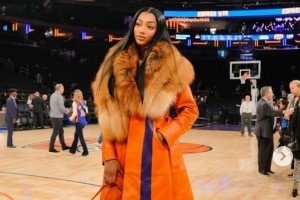 身材高挑！里斯穿尼克斯配色大衣觀戰(zhàn)NBA 緋聞男友為魔術(shù)的小卡特