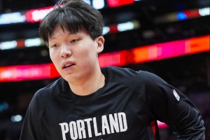 媒體人：灰熊協(xié)防楊瀚森 說明小楊在場上已經(jīng)能正向地影響比賽了