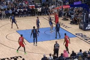 ???這個轉(zhuǎn)身帥！楊瀚森轉(zhuǎn)身抹過埃迪雙手暴力灌籃！