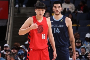 隊(duì)記：搶籃板時(shí)楊瀚森被埃迪推來推去 他需要提升力量&護(hù)框&籃板