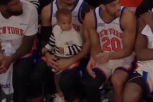 ??手里突然多個娃！哈特把兒子扔給米切羅 后者瞬間懵逼了