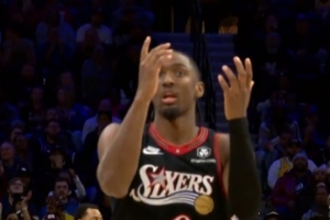 又快又強(qiáng)！馬克西快速反擊+對抗急停后仰中投 打停湖人！