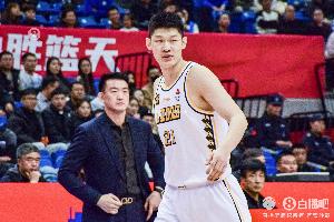 穩(wěn)得可怕！胡金秋9中8高效拿下19分5板1帽 第三節(jié)10分