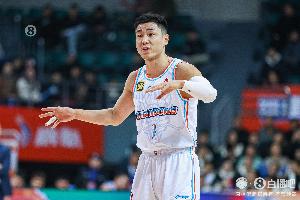 咋不出手呢？高詩巖半場出戰(zhàn)11分鐘 罰球2中2拿到2分2板3助2斷