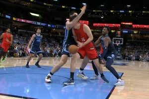 斯普利特：想挑戰(zhàn)楊瀚森被埃迪打到面部那次判罰 裁判沒給我時間