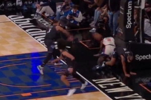 這是在干啥？貝恩拿球暴力砸向已倒地的阿努諾比 裁判給了魔術(shù)球