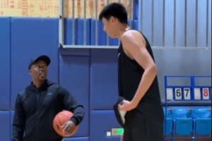 三分球技能也有了！廣州男籃主教練親自特訓(xùn)徐昕