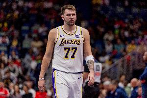 小伙子還得練！埃奇庫姆伸手試圖斷球 東契奇直接起手拿到三罰