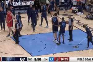 也有犯規(guī)困擾！埃迪被吹防守犯規(guī)同樣累計(jì)4犯在身 抱怨還賠上技犯