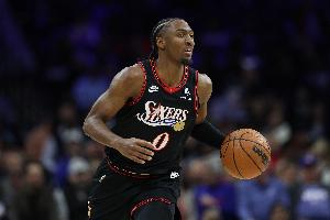 內(nèi)外開花！馬克西首節(jié)7中4拿到10分4板2助 三分3中2