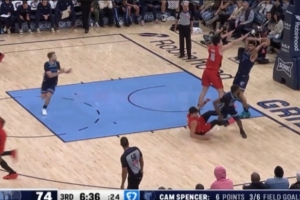 危險(xiǎn)動(dòng)作！官方：阿夫迪亞故意鏟倒科沃德 被追加一級(jí)惡意犯規(guī)