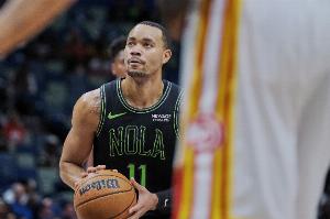 空中漫步！麥戈文斯突破回頭望月拉桿上籃