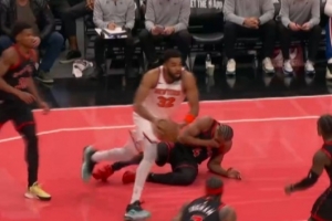 不妙！唐斯擊中斯科蒂·巴恩斯被吹進(jìn)攻犯規(guī) 個(gè)人累計(jì)2犯了