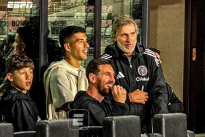 梅西杯青少年錦標(biāo)賽開幕，梅西與蘇亞雷斯現(xiàn)場(chǎng)觀戰(zhàn)巴薩vs河床