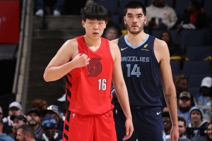 拓記：楊瀚森身體不適與此前灰熊比賽中的碰撞無關(guān) 只是生病