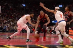 虧大了！巴恩斯突破脫手出界判爭(zhēng)球 尼克斯挑戰(zhàn)失敗改唐斯犯規(guī)