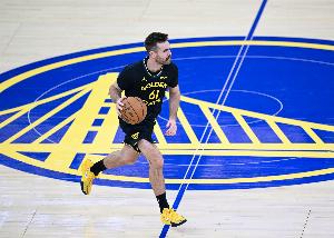 科爾：庫里回歸后會讓他搭檔斯潘塞上場 后者是我們贏球重要因素