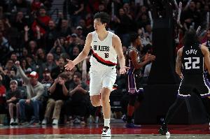 開拓者媒體人：楊瀚森防擋拆時(shí)沉退太多 面對(duì)明星后衛(wèi)時(shí)很吃虧