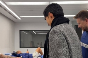 親切擁抱！孫興慜賽后與羅梅羅、里沙利松見面