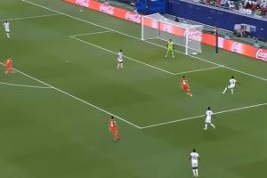 阿拉伯杯驚現(xiàn)逆天攻防??球員巧射自家大門，對手前鋒婉拒大禮