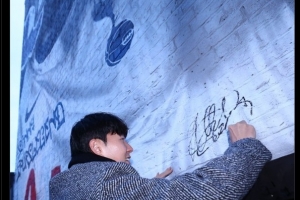 將向熱刺球迷正式告別！熱刺社媒曬圖：孫興慜在熱刺壁畫上簽名