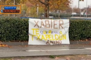 皇馬球迷基地外掛橫幅支持阿隆索：我們愛你，冠軍，加油！