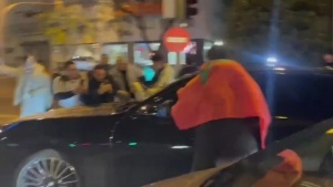 阿隆索駕車離開伯納烏，球迷攔車表達支持：耐心點，我們相信你！