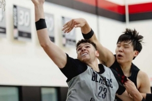 開(kāi)拓者媒體人：球隊(duì)這幾年都選了啥？克林根的胳膊和我手腕一樣細(xì)